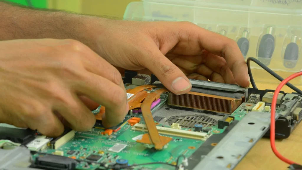 Técnico realizando tareas de mantenimiento de un ordenador