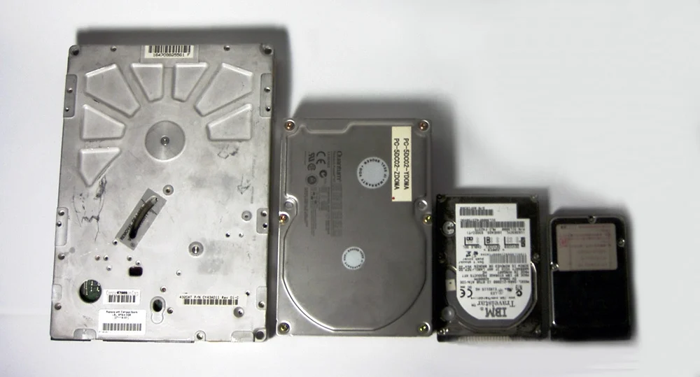 Discos duros de diferentes formatos sobre una superficie