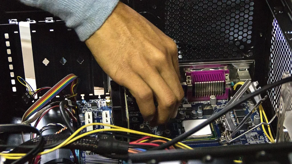 Manos de técnico trabajando sobre componentes de PC