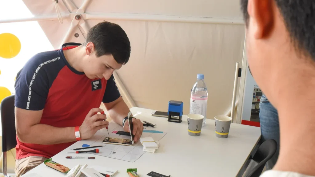 Materiales de reparación de dispositivos electrónicos en un taller