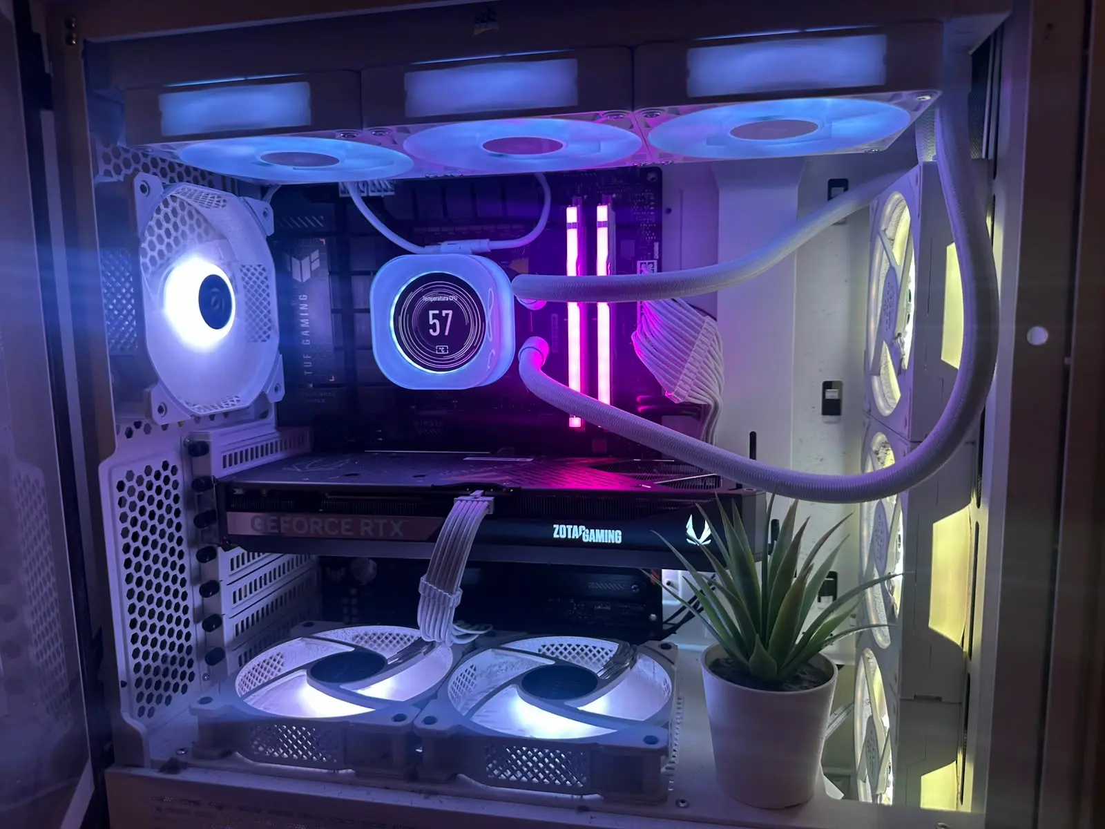 PC Gaming personalizado con refrigeración líquida y componentes RGB