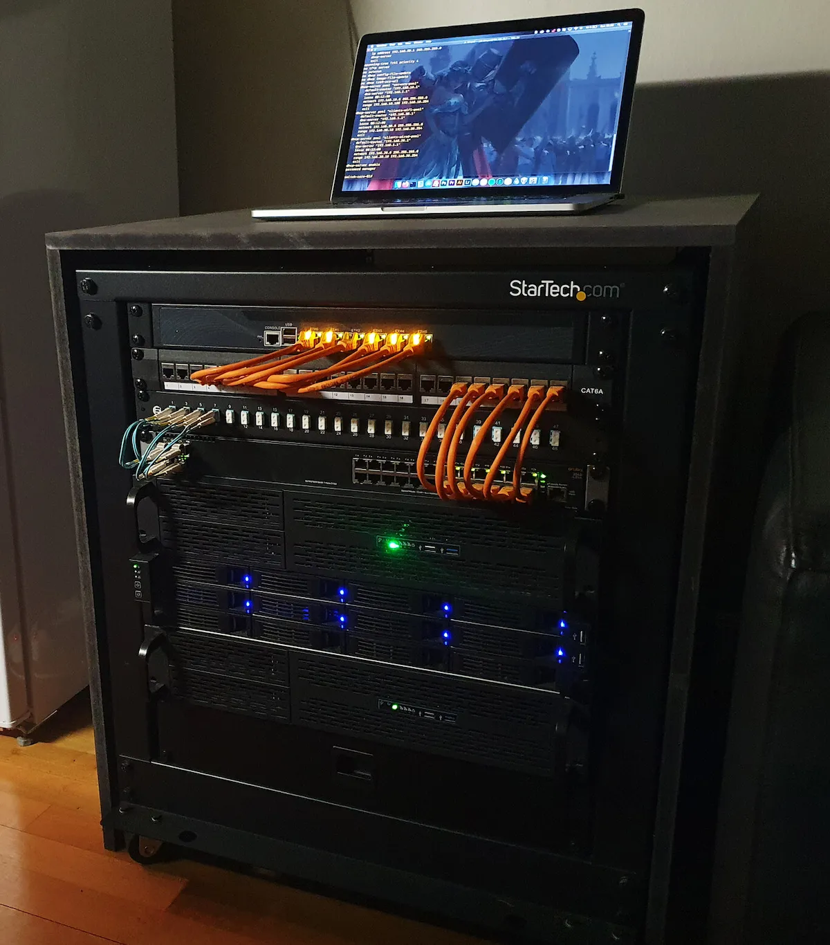 Rack de comunicaciones, servidores y red de empresa